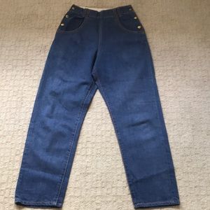 🦩Vintage jean with three snap sides.